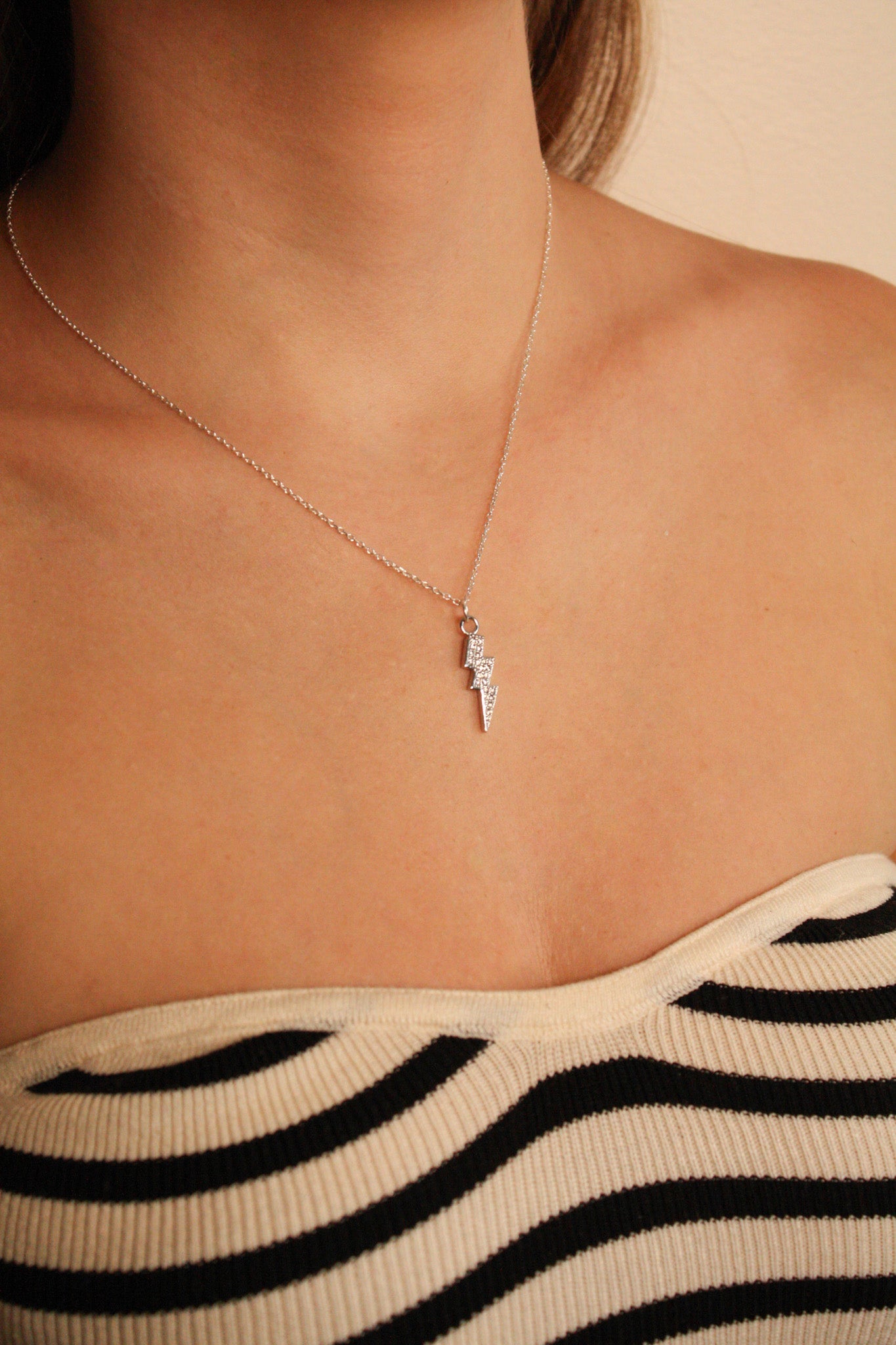 collier big flashy white