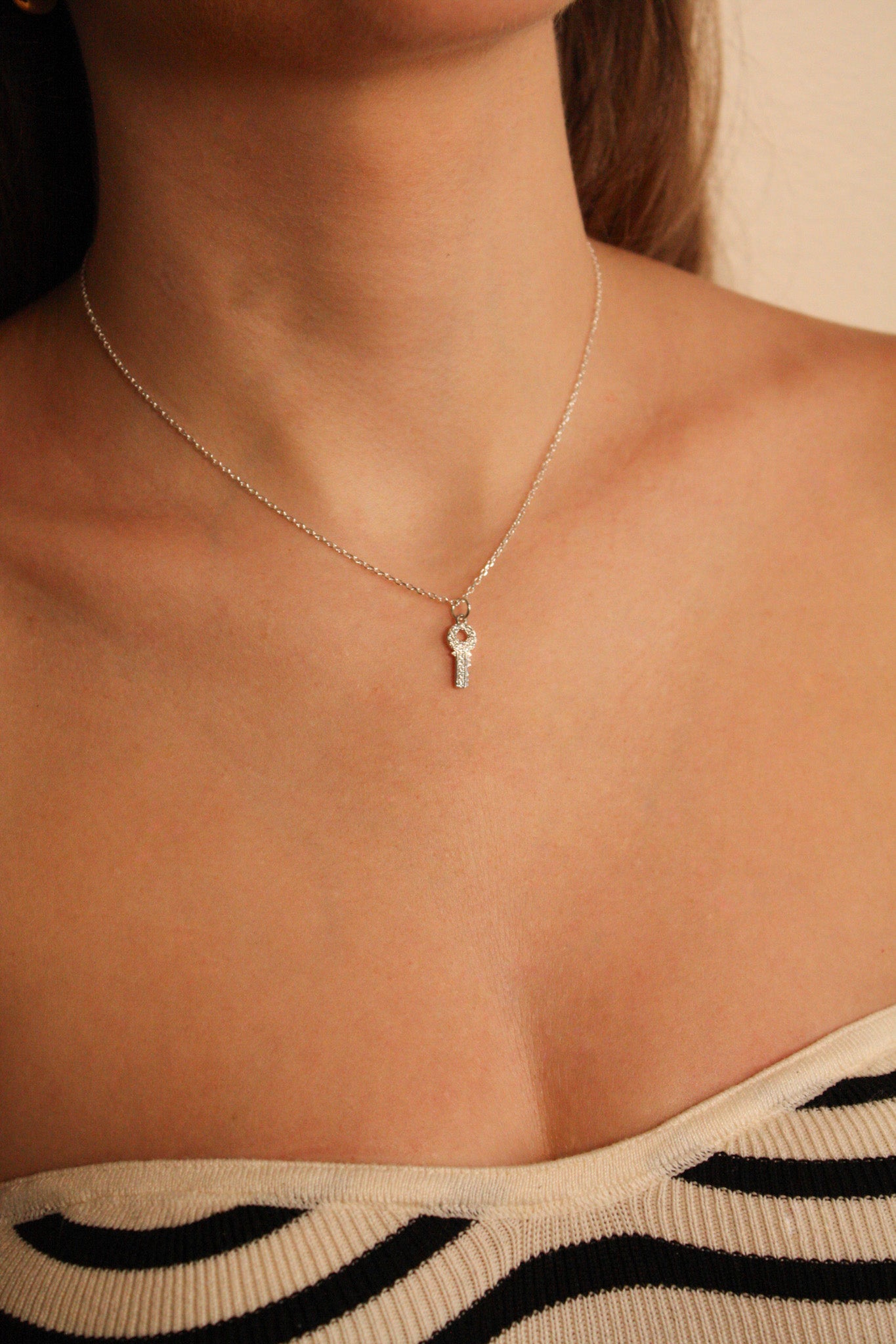 collier key white porte